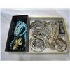 Image 1 : ESTATE PEARLS AND RHINESTONES