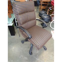ROLLING OFFICE CHAIR