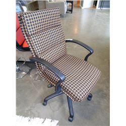 ROLLING OFFICE CHAIR