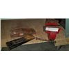 Image 1 : RED BENCH VICE AND TWO SPLITTING WEDGES
