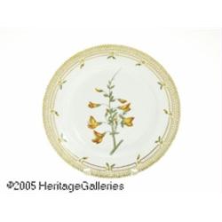 A DANISH 'FLORA DANICA' DINNER PLATE RRoyal Copen