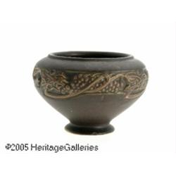 AN AMERICAN POTTERY BOWL RRoseville, c.1924 R RTh