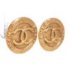 Image 2 : Chanel Gold CC Round Disk Hammered Large Clip On Earrings