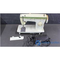 Vintage Singer Sewing Machine - Fashion Mate 252