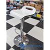 Image 2 : White Vintage Style Bar Stool