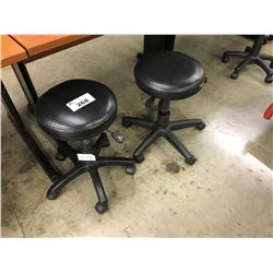 4 MOBILE GAS LIFT LAB STOOLS