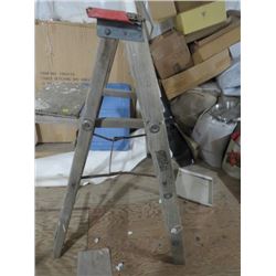 VINTAGE WOODEN STEP LADDER