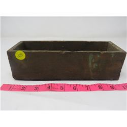 VINTAGE SMALL WOODEN BOX