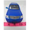 Image 2 : DIECAST MODEL (2002 CADILLAC ESCALADE) *1:24 SCALE*