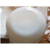 Image 3 : LOT OF 2 BOWLS (FIREKING) *WHITE, WITH LIDS*