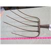 Image 2 : PITCH FORK AND METAL PAIL (WOODEN HANDLE) *VINTAGE*