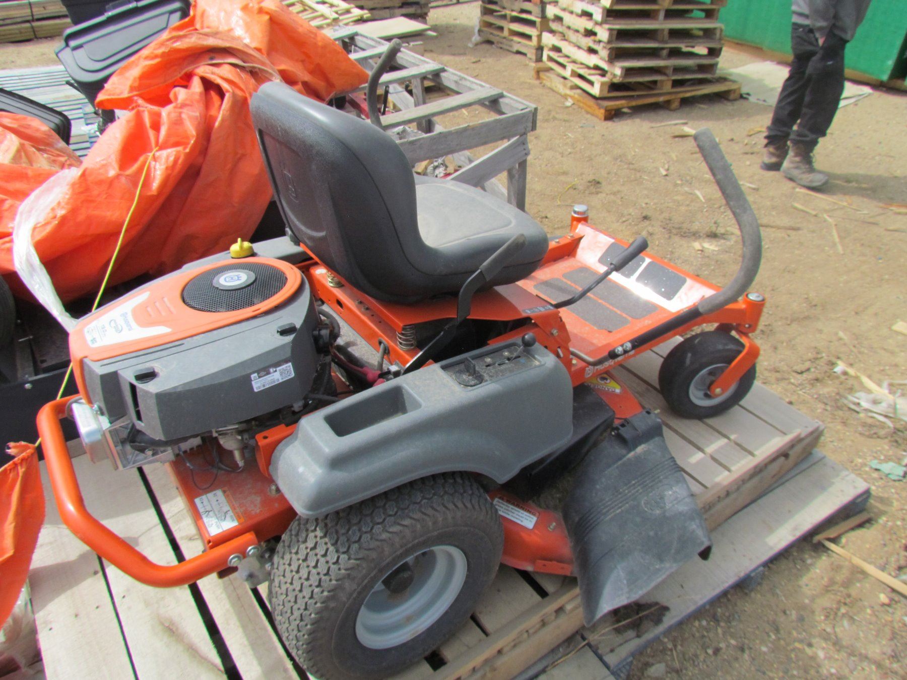 ZERO TURN LAWNMOWER (HUSQVARNA RZ 4219) *42" MOWER DECK, 19.0HP BRIGGS
