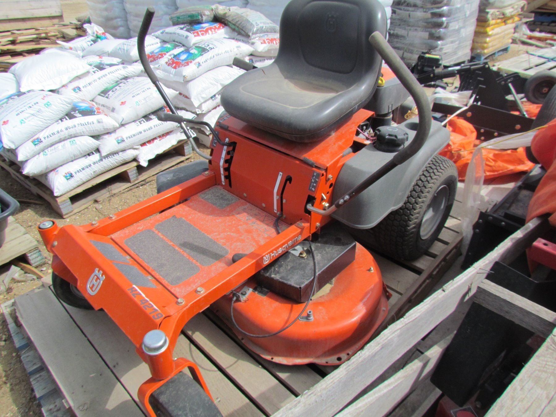 ZERO TURN LAWNMOWER (HUSQVARNA RZ 4219) *42" MOWER DECK, 19.0HP BRIGGS