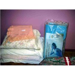 5 PILLOWS, BLANKET & FOAM