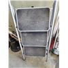 Image 2 : FOLDING 3 STEP LADDER