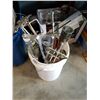 Image 1 : PAIL OF MIXING BITS AND ROLLER