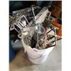 Image 2 : PAIL OF MIXING BITS AND ROLLER