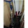 Image 1 : BUNDLE OF GARDEN TOOLS