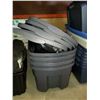 Image 2 : 4 LARGE RUBBERMAID TOTES W/ LIDS