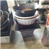 Image 2 : LOT OF VARIOUS SIZED PLANTERS
