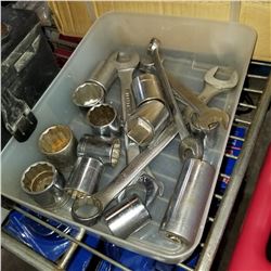 TRAY OF LARGE SOCKETS AND WRENCHES