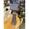 Image 1 : 4FT TALL METAL TROPHY PLANTER
