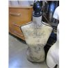 Image 2 : 1 MANNEQUIN AND 1 DRESS FORM