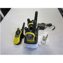 3 MOTOROLA WALKIE TALKIES W/ CHARGER