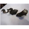 Image 2 : 2 DUCK FIGURES AND ANIMAL HOOF ASHTRAY