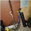 Image 1 : 2 BUNDLES OF GARDEN TOOLS