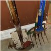 Image 2 : 2 BUNDLES OF GARDEN TOOLS