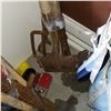 Image 3 : 2 BUNDLES OF GARDEN TOOLS, BROOMS, SHOVELS, AND PRUNERS