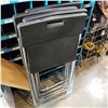 Image 2 : 4 PLASTIC CHAIRS