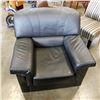 Image 2 : BLACK LEATHER ARM CHAIR