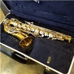 SELMER BUNDY 2 SAXOPHONE IN BLACK HARD CASE