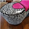 Image 2 : ZEBRA HIGH HEEL STORAGE CHAIR