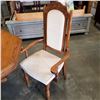 Image 3 : ROUND OAK DINING TABLE W/ 4 CHAIRS