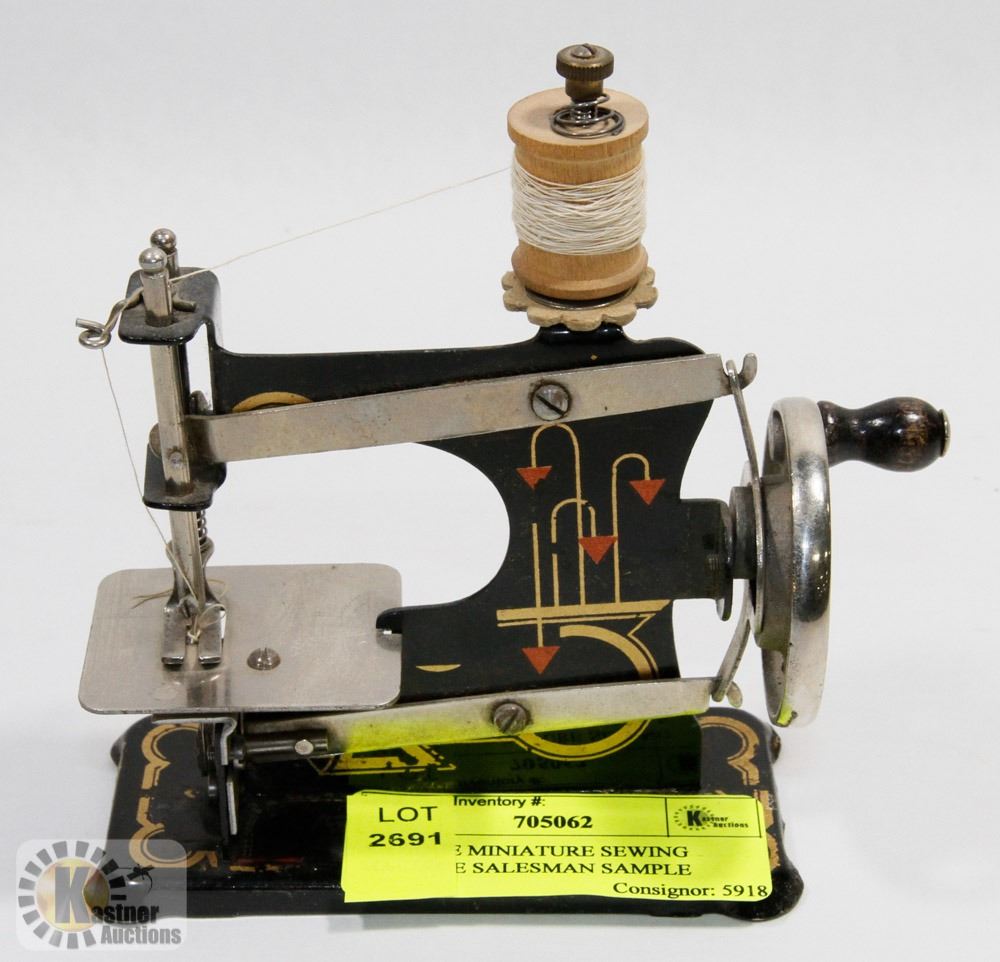 ANTIQUE MINIATURE SEWING MACHINE SALESMAN SAMPLE