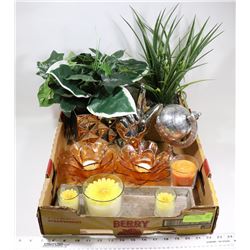 LARGE FLAT OF DECORATIVE ITEMS