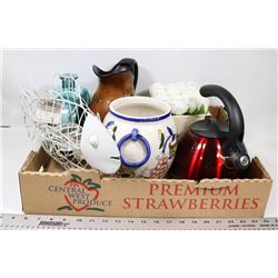 FLAT OF DECORATIVE ITEMS