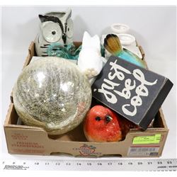 FLAT OF DECORATIVE ITEMS