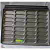 Image 1 : 6 HOTDOG & SMALL BUN PANS 26"X20".