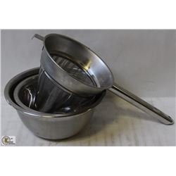 2 STAINLESS STEEL MIXING BOWLS & COLANDER