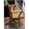 Image 2 : WOOD PRINCIPALS CHAIR