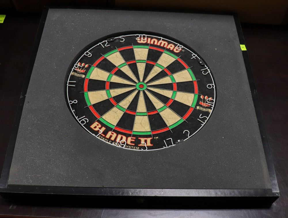 WINMAU PROFESSIONAL DART BOARD IN SURROUND CASE. Kastner Auctions
