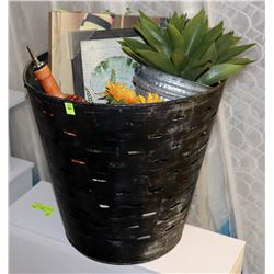 SHOWHOME METAL HAMPER WITH ACCENTS