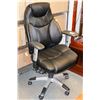 Image 1 : BLACK LEATHERETTE HYDRAULIC LIFT OFFICE CHAIR