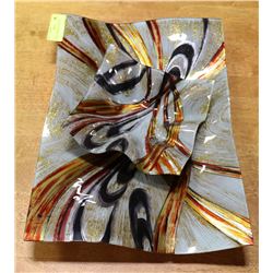 PAIR OF DECORATIVE PLATES