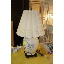 VINTAGE CERAMIC WOOD BASE LAMP