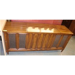 VINTAGE WOOD RADIO & RECORD PLAYER CONSOLE UNIT